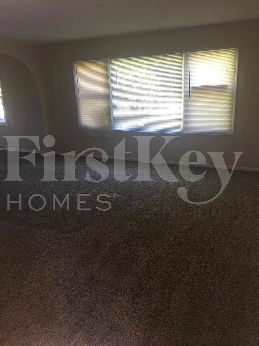 Building Photo - 410 S Villa Ave