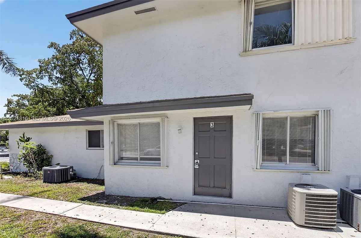 Building Photo - 2201 Catherine Dr #3