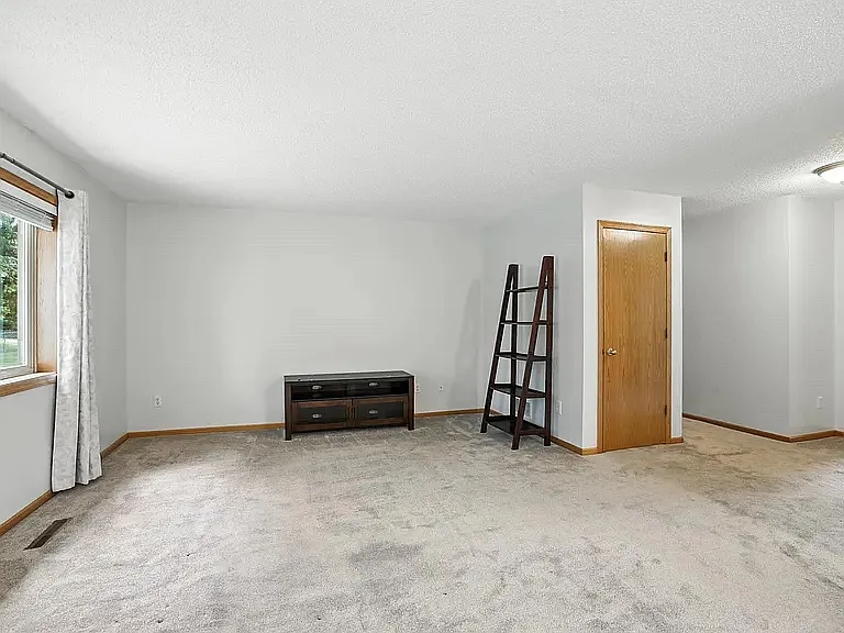 E Beaver St — Photo 16