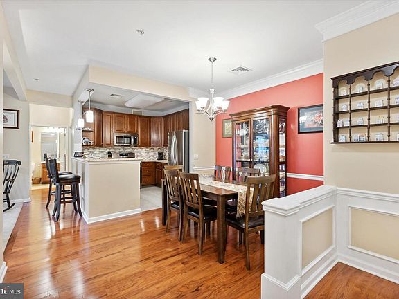 3rd image of 904 Creekside Dr Unit 100