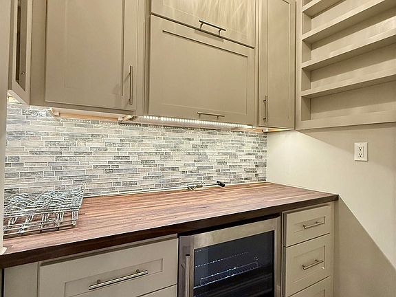 3rd image of 18 Natures Ridge Way SE