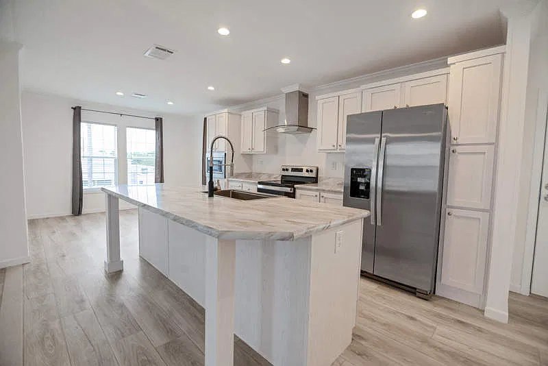 3 bed, 2.0 bath, 1344 sqft, $999 — Photo 2