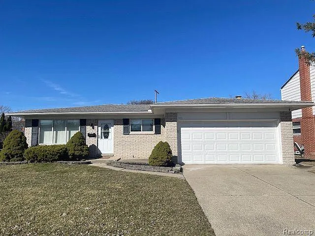 3 bed, 1.5 bath, 1996 sqft, $2,200 — Photo 2