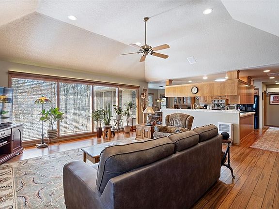 3rd image of 11 Romine Pl