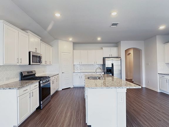 5th image of 905 Berry St