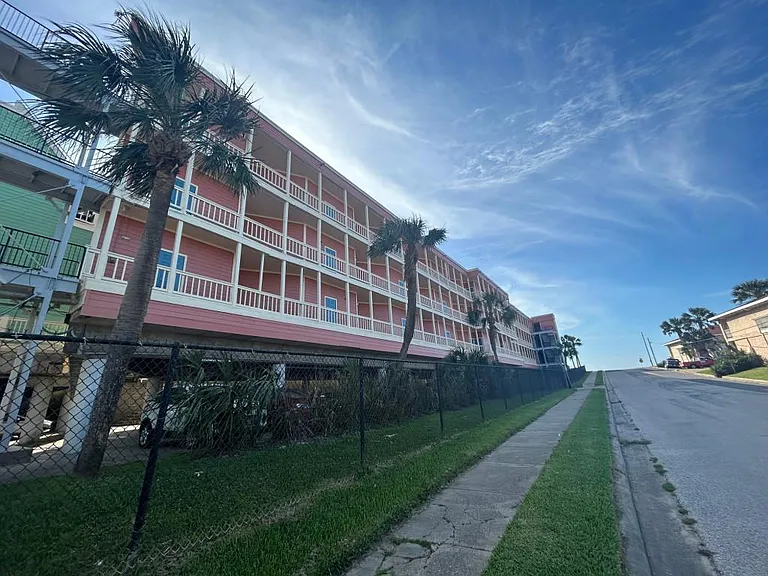 The Oceanfront Galveston Apartments — Photo 50