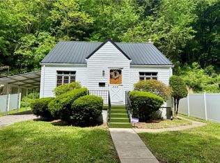 413 Days Run Rd, Creighton, PA 15030