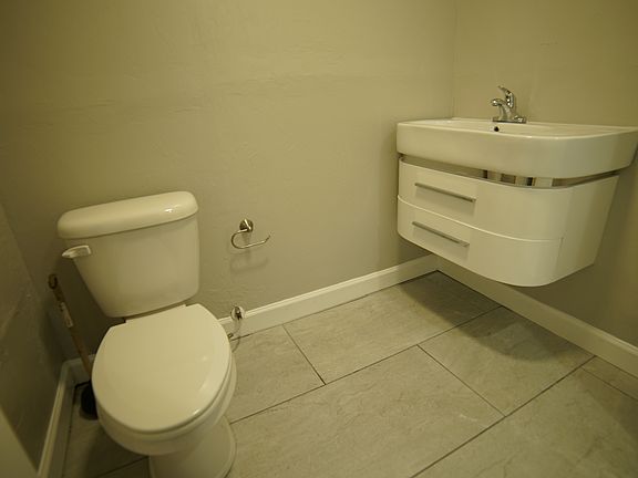 4th image of 1681 SE 32nd St