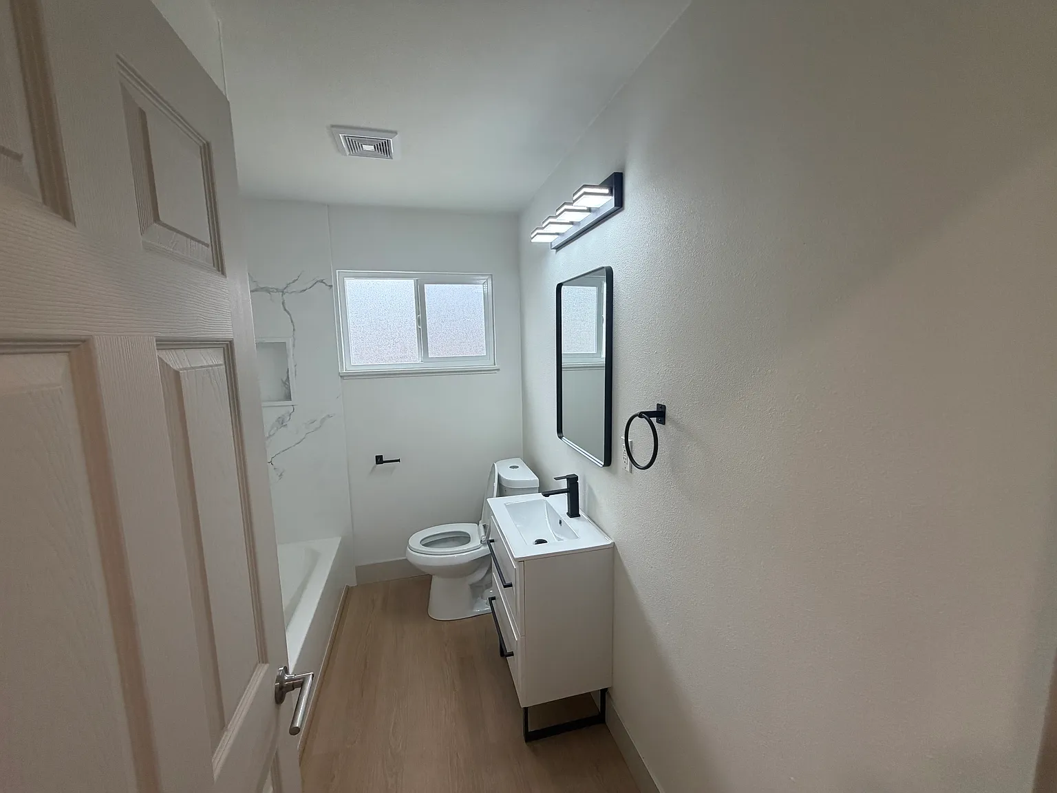 3 bed, 1220 sqft, $3,195 — Photo 3