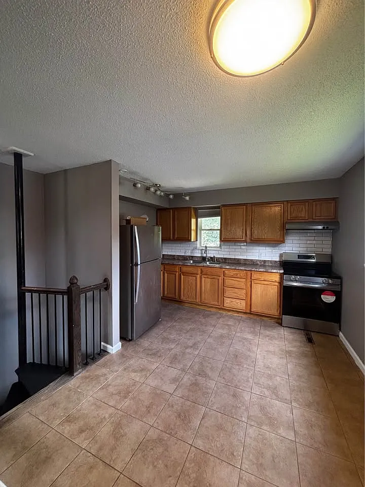 4 bed, 1456 sqft, $1,700 — Photo 4