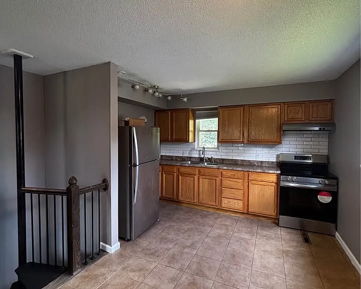 109 Redwood Rd — Photo 4
