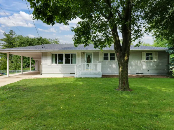 611 N Monroe St, Roanoke, IL 61561