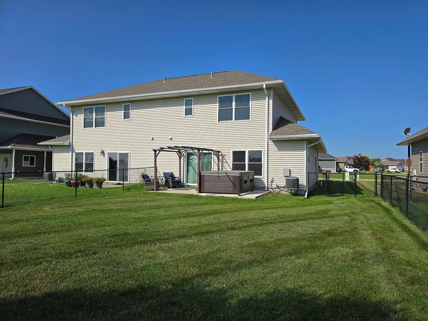 $2700 - 3 Bed 2.5 Bath Townhome in Sergeant Bluff — Photo 3