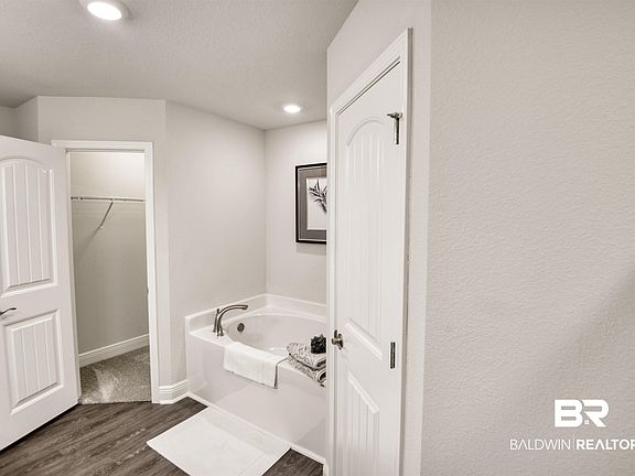 3rd image of 23257 Ridgewood Dr