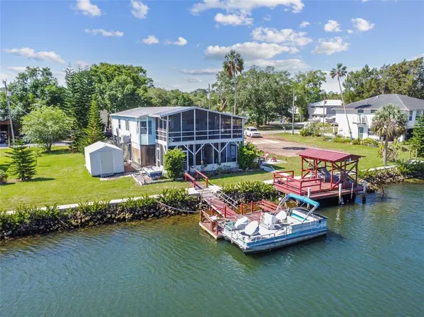 6062 Island Dr, Weeki Wachee, FL 34607