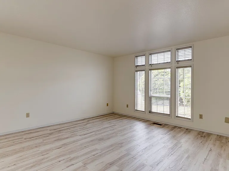 418 SW Erie Cir — Photo 10