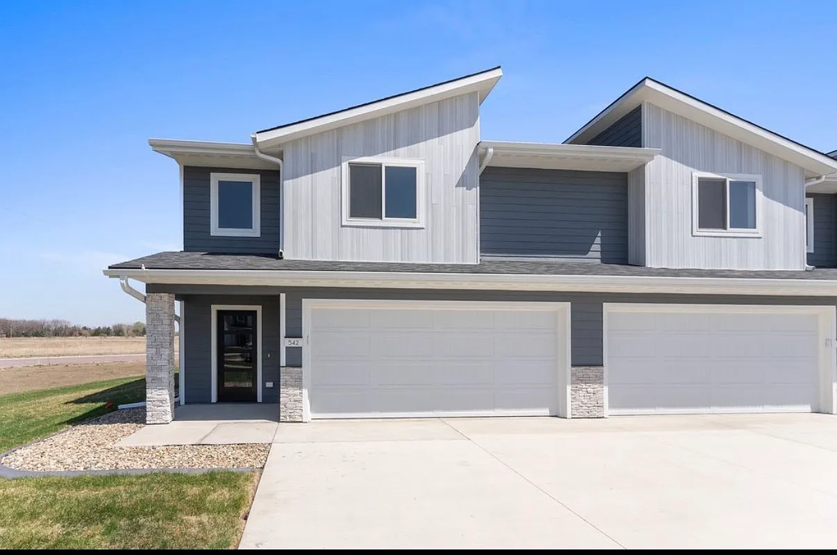 3 bed, 1711 sqft, $2,350 — Photo 1