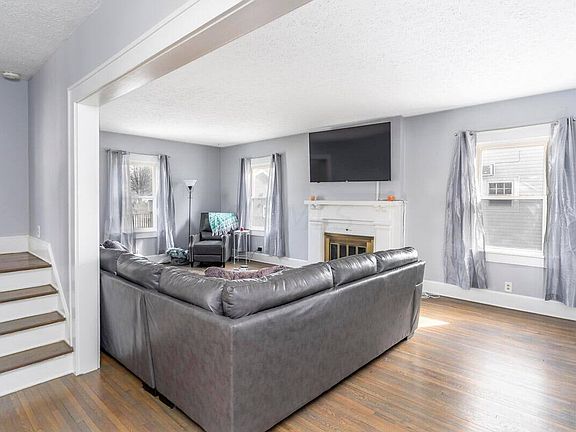 5th image of 612 Granville St