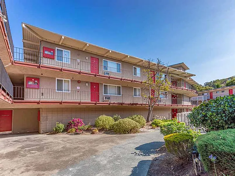 LOTUS APARTMENTS — Photo 2