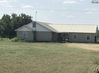 2406 Haws Rd, Iowa Park, TX 76367