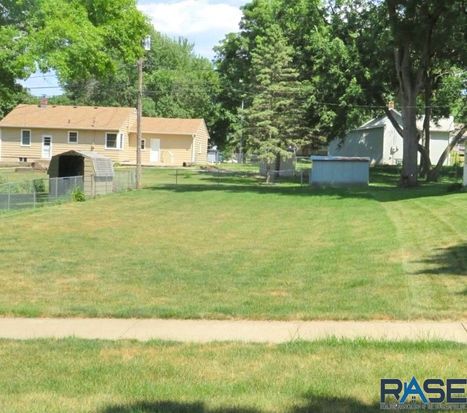 2414 S Main Ave Sioux Falls Sd 57105 Mls 22100605 Zillow