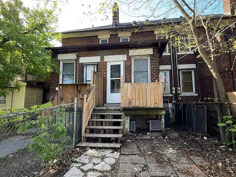 1424 Wyandotte St W — Photo 27