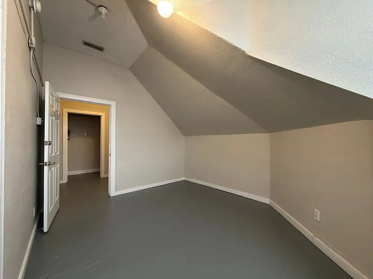 1221 Laurel Ave — Photo 10