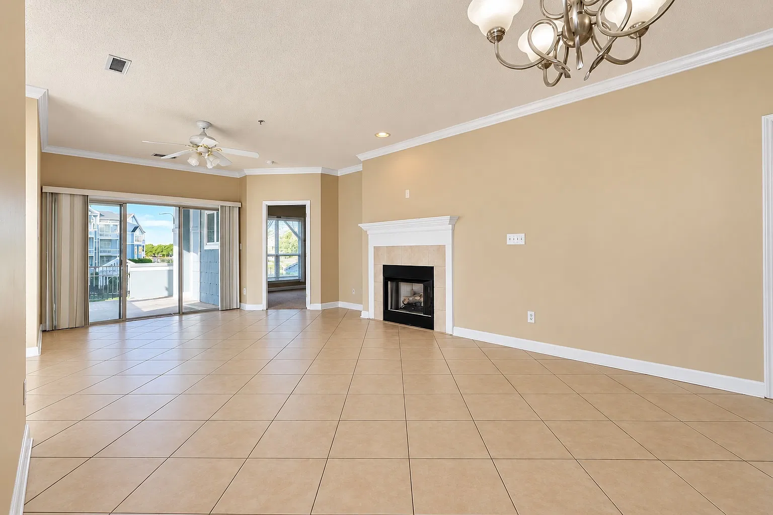3 bed, 1357 sqft, $2,050 — Photo 3