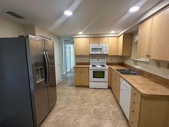 Large walk-thru kitchen with pantry