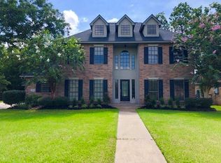 104 River Oaks Dr, Lake Jackson, TX 77566