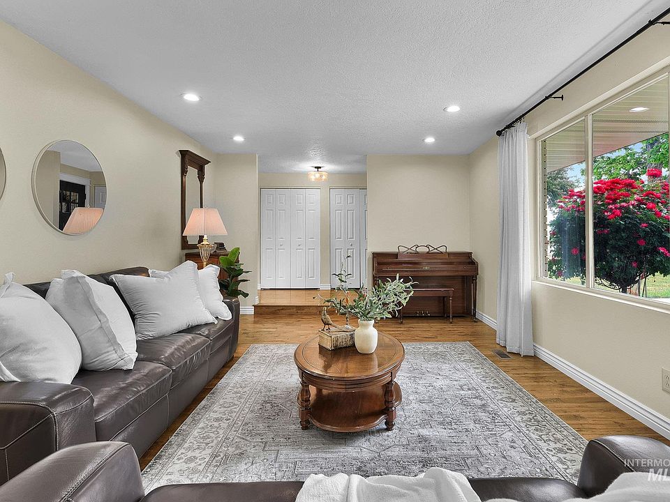 1st image of 315 E Pat Ln