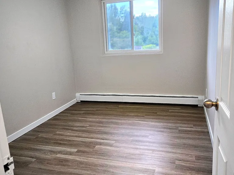 601 Barber Ave N — Photo 8