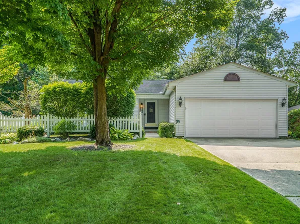 2001 Baywood Dr, Wixom, MI 48393