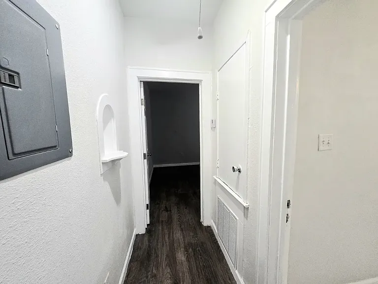 2623 W Houston St — Photo 13
