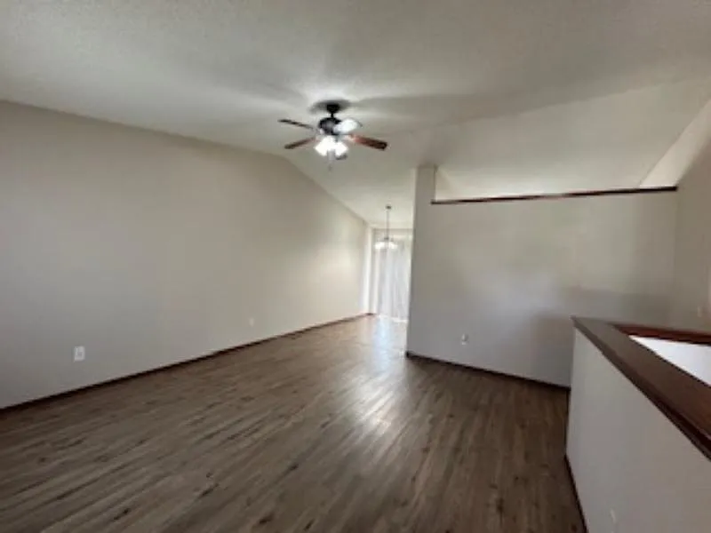 4 bed, 2008 sqft, $1,950 — Photo 2