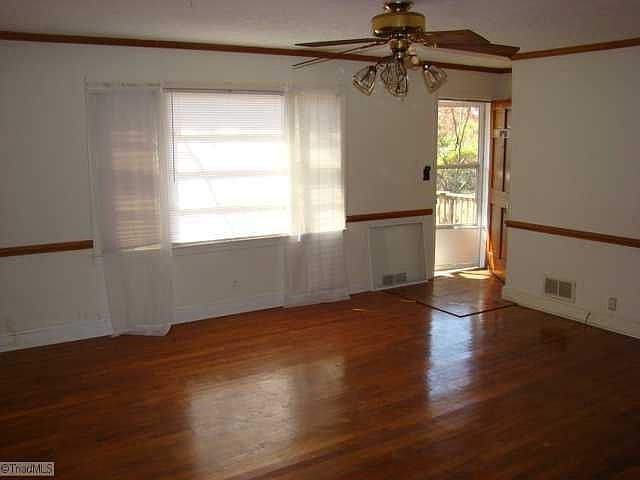 2nd image of 123 Knott St