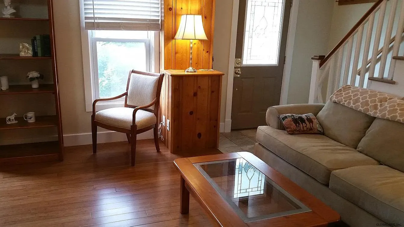 3 bed, 1300 sqft, $2,500 — Photo 4