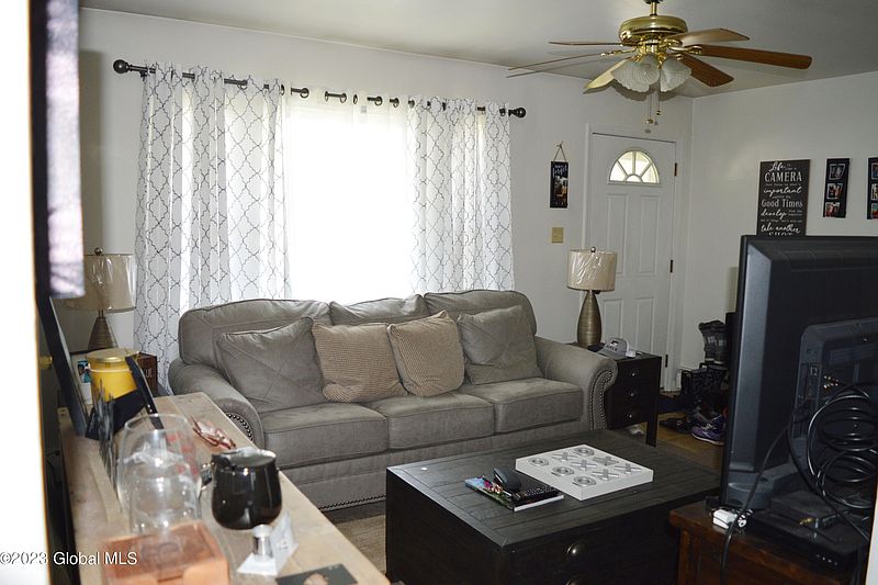 4th image of 122-124 N Reineman Street