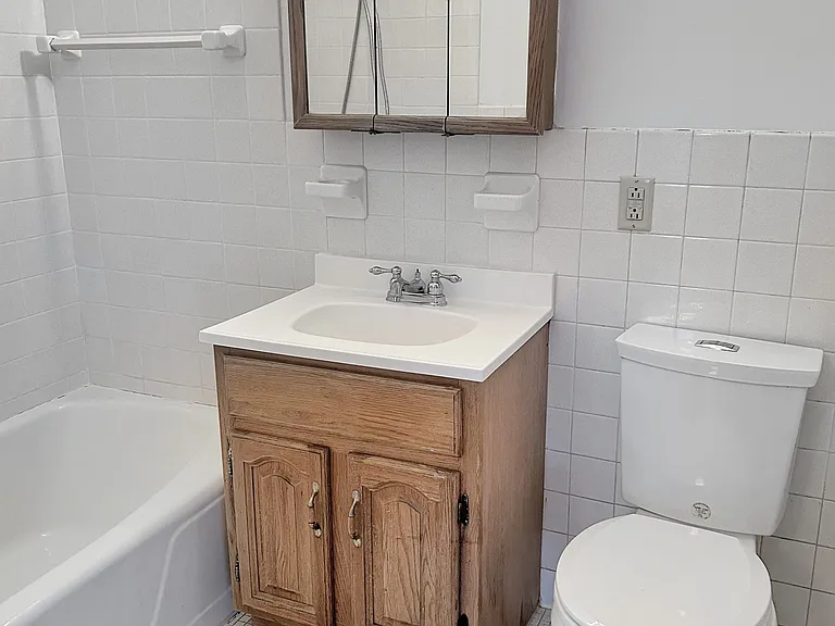 Carroll Court Apartments — Photo 18