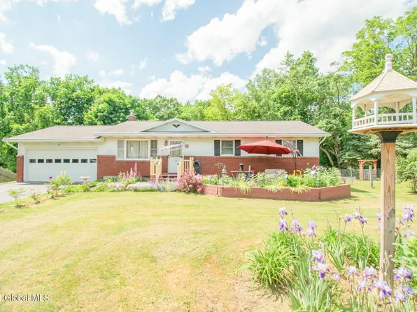 4 Kitty Court, East Greenbush, NY 12144