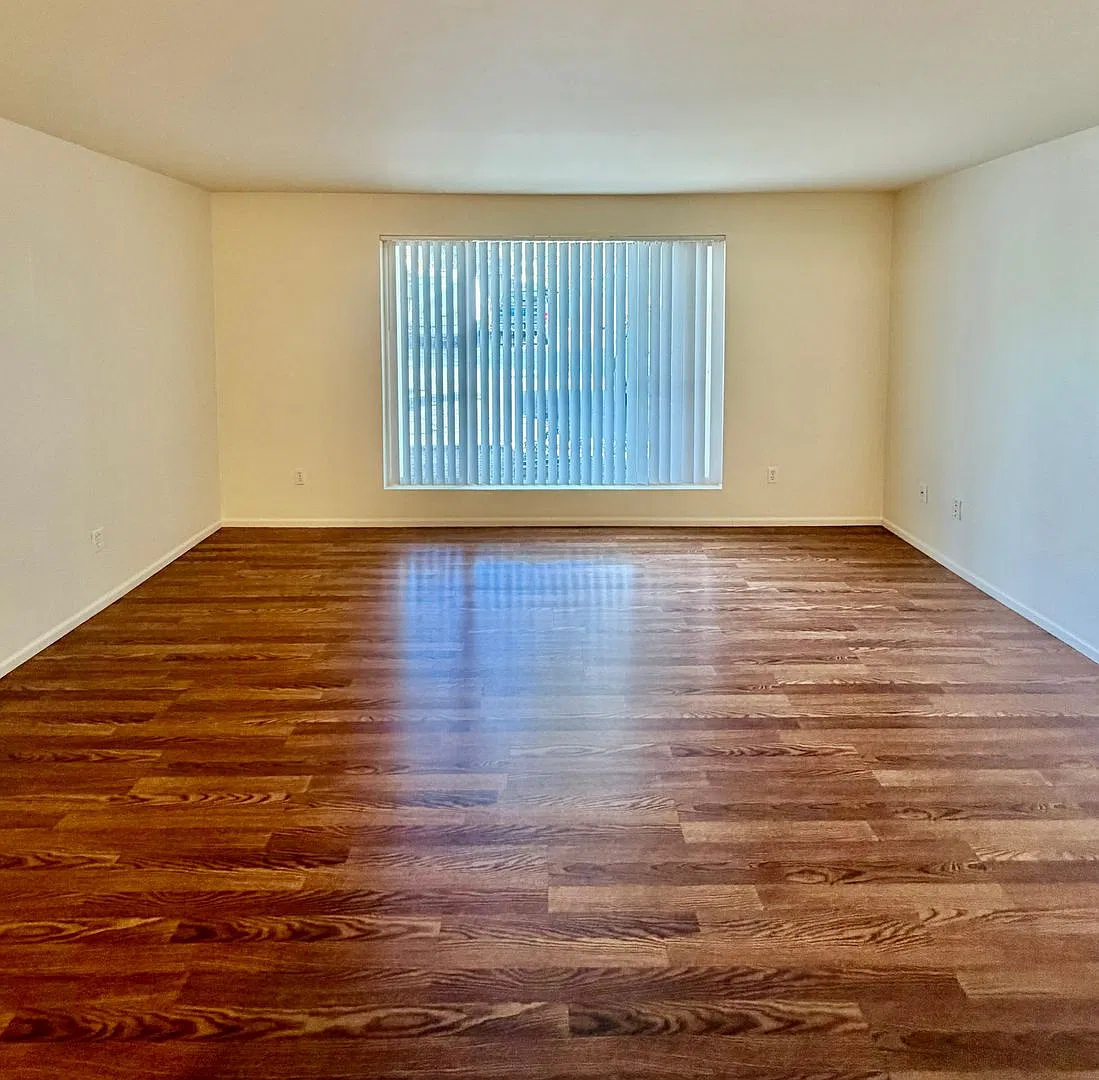 1 Bed / 1 Bath Houghton condo in Kirkland $1,600/month — Photo 3