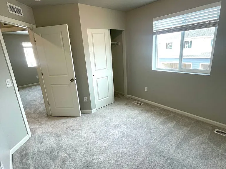 251 N Riverside Dr — Photo 12