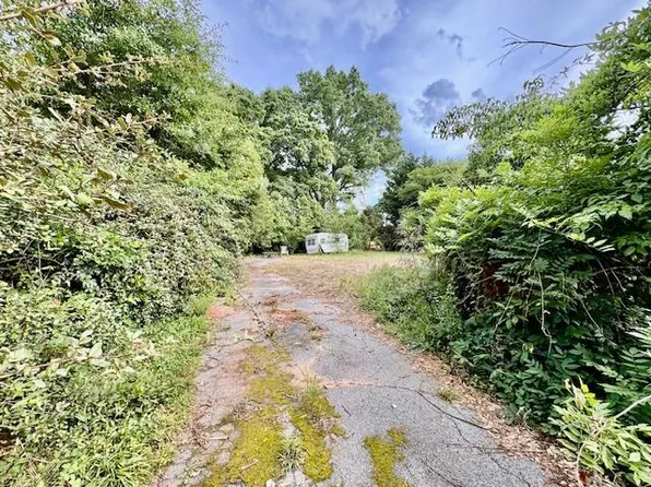 1303 McCormick Hwy, Greenwood, SC 29646