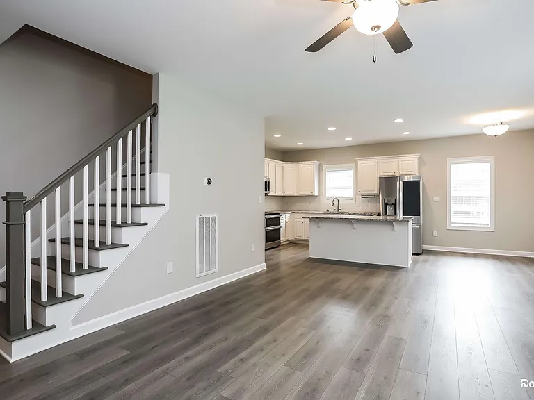 124 Stratocastor Dr — Photo 6