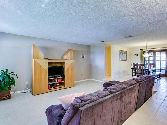 3rd image of 750 Poinsetta Dr