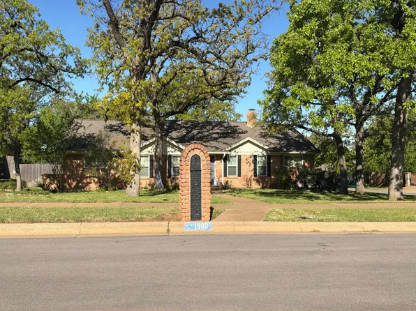 1600 Newsom Ct, Pantego, TX 76013