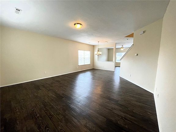 4th image of 402 Driftwood St