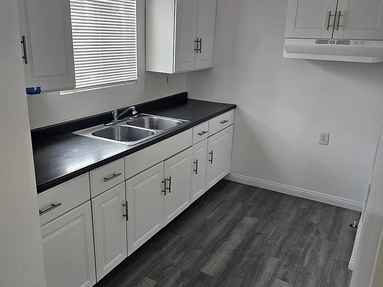 1540 1/2 W 58th St — Photo 12