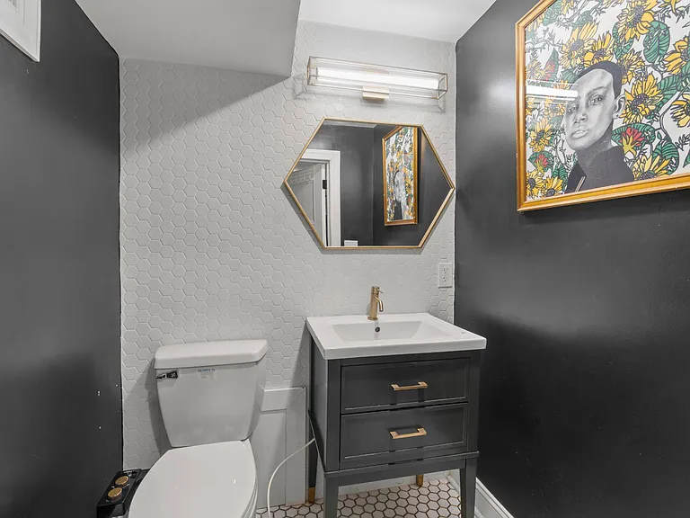 426 W Winona St — Photo 15