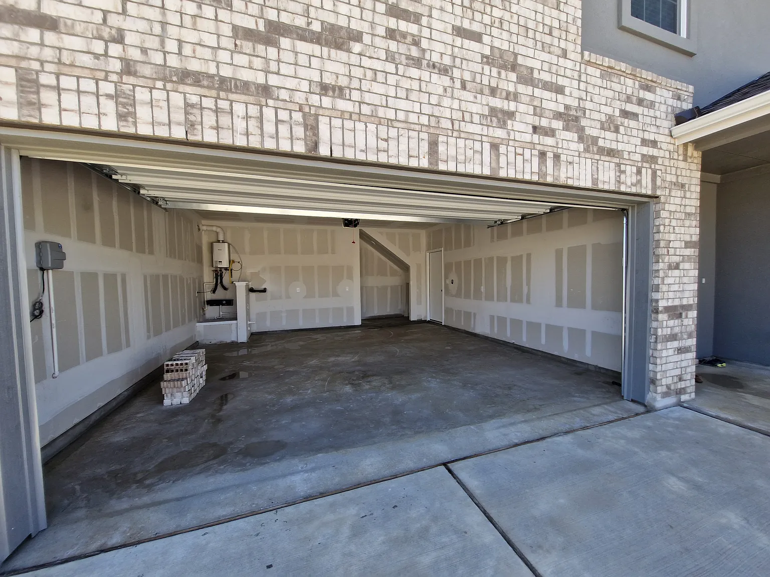 4 bed, 2.5 bath, 2500 sqft, $2,400 — Photo 3